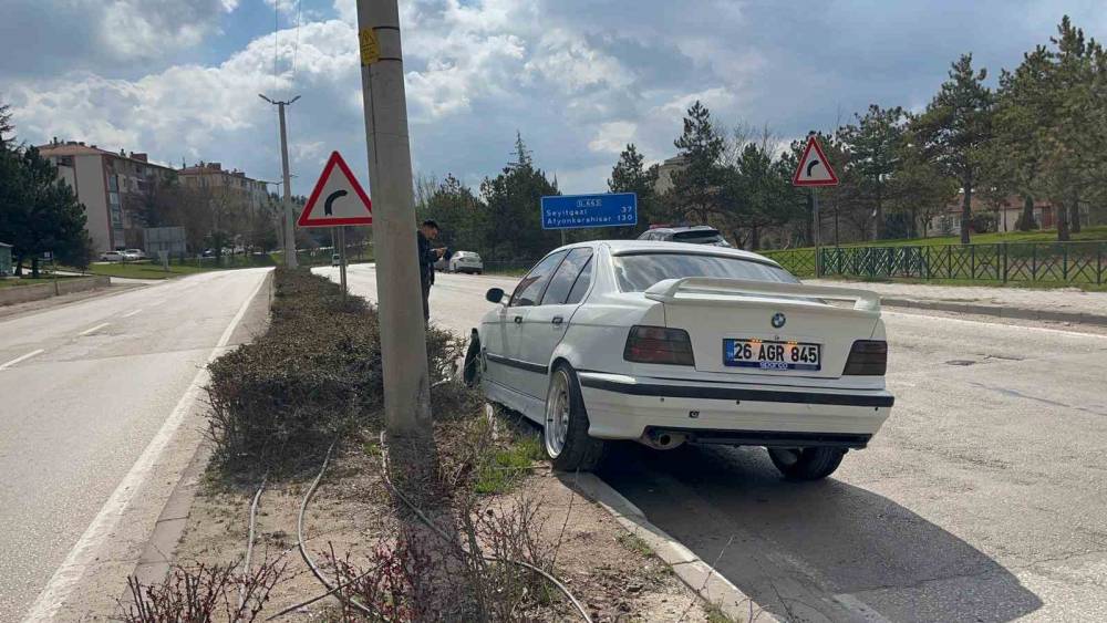 Kontrolden &ccedil;ıkan ara&ccedil; orta ref&uuml;je &ccedil;ıktı, s&uuml;r&uuml;c&uuml; yaralandı
