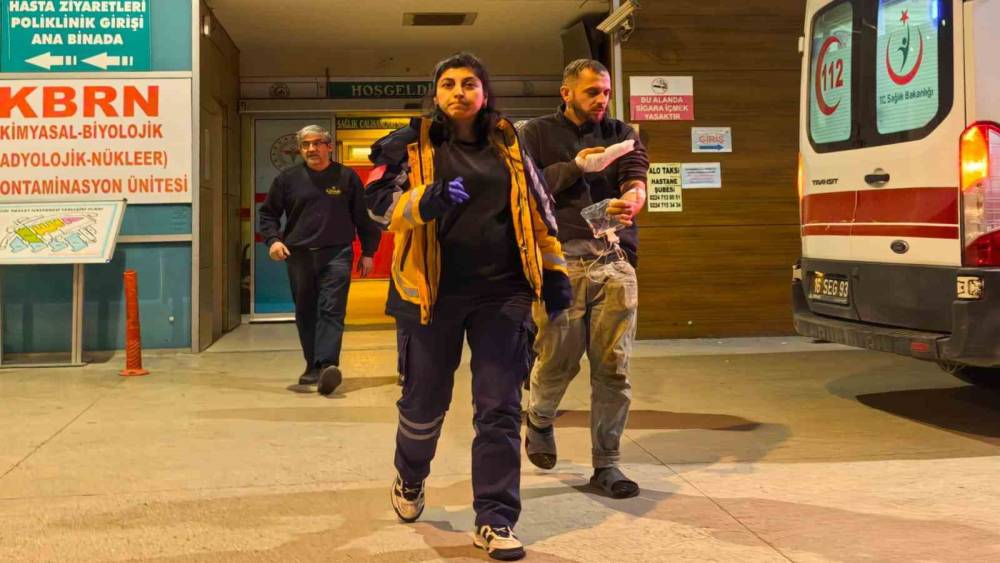 Elini karma makinesine kaptırdı
