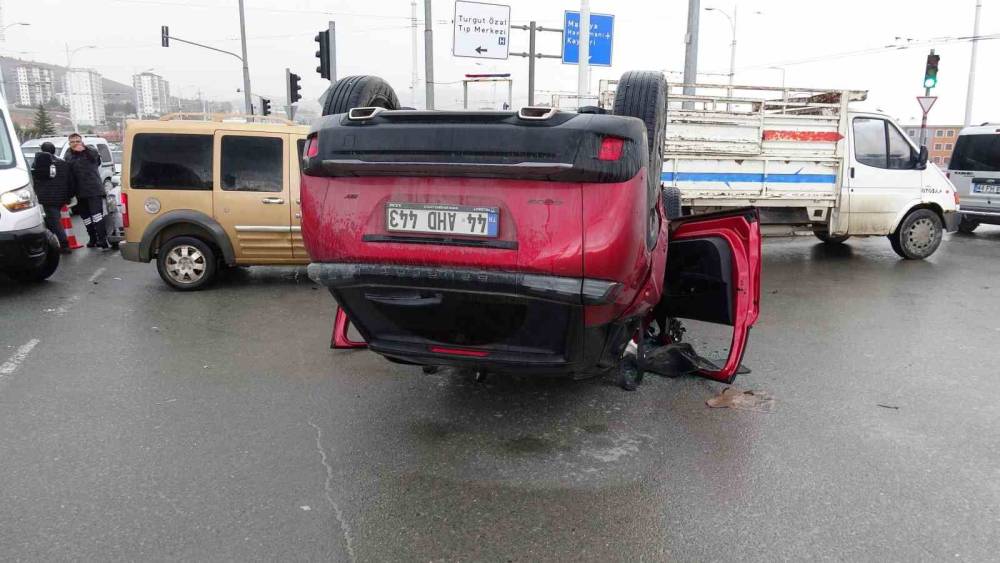 Otomobil ile &ccedil;arpışan ara&ccedil; ters d&ouml;nd&uuml;: 2 yaralı
