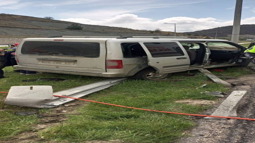 Kamyonet bariyerlere &ccedil;arptı: 5 yaralı
