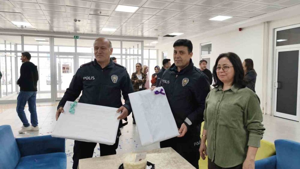 Polisleri "olay var" diyerek &ccedil;ağırdılar, pasta s&uuml;rprizi yaptılar
