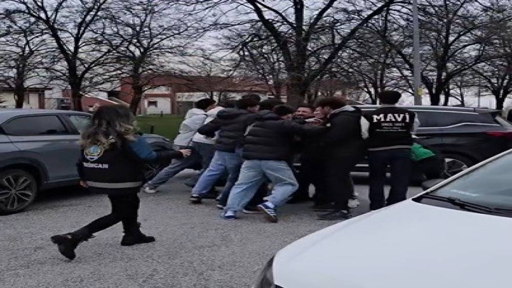 Kavga ihbarına giden polisler pastayla karşılandı
