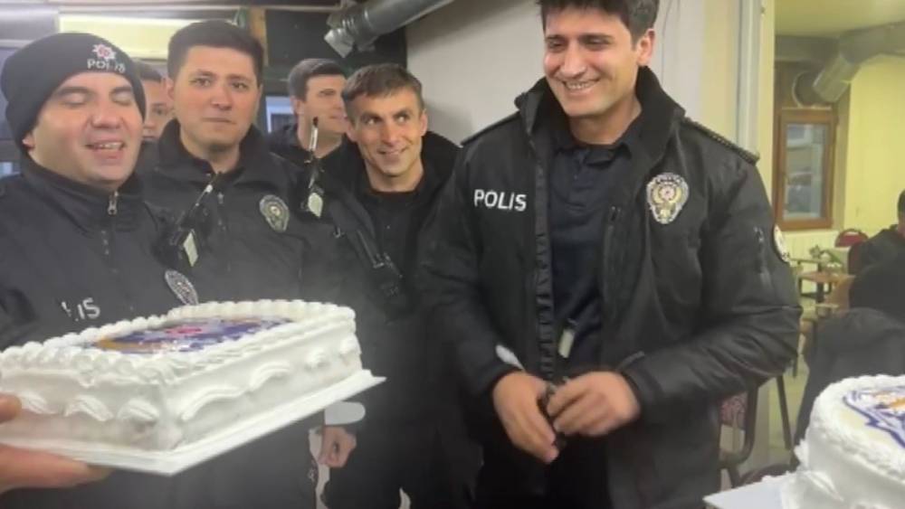 G&ouml;rev başındaki polislere s&uuml;rpriz kutlama