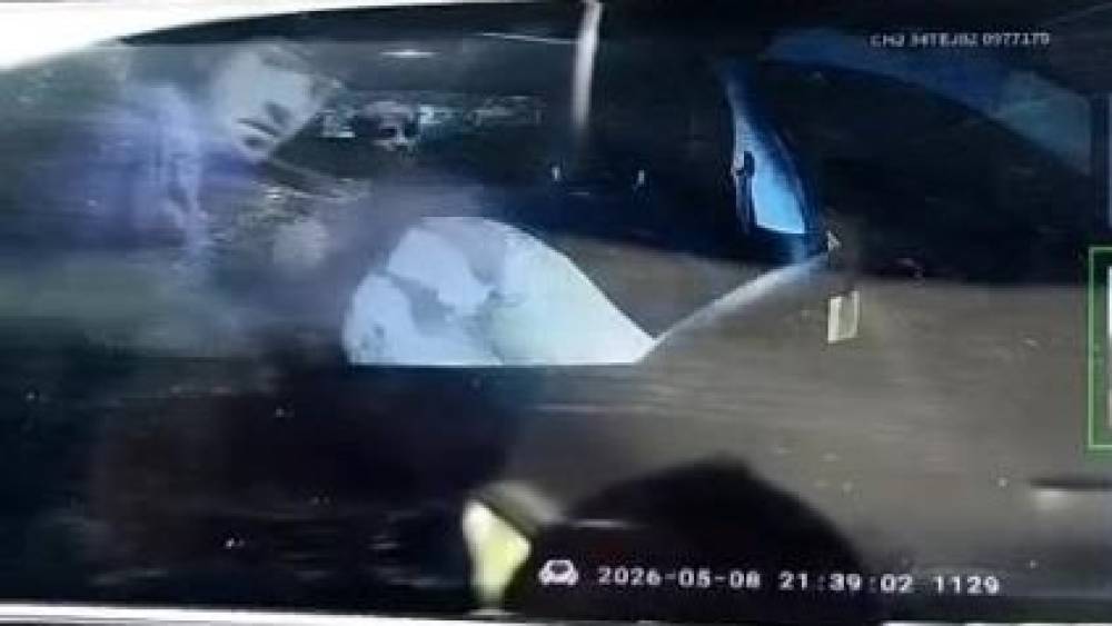 Ey&uuml;psultan&rsquo;da darp edilen taksici gasp edildi, hastanelik oldu: O anlar kamerada
