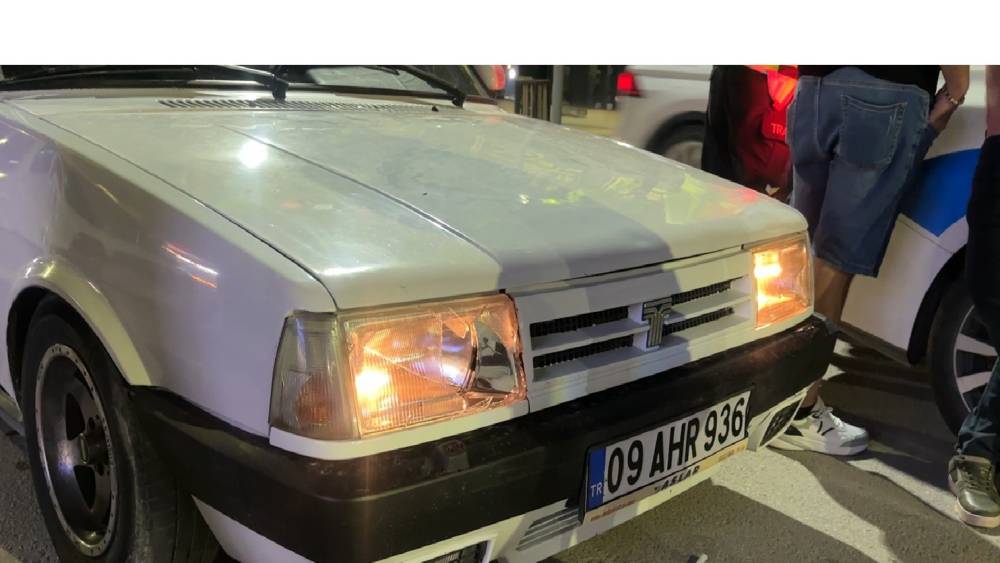 Alkol alıp şampiyonluk kutlamasına &ccedil;ıktı,  park halindeki 2 otomobile &ccedil;arpıp ka&ccedil;tı
