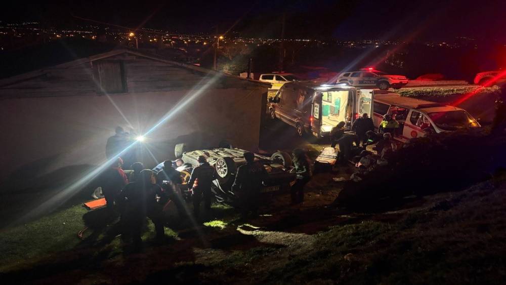 Erzincan&rsquo;da otomobil evin bah&ccedil;esine devrildi: 2 yaralı
