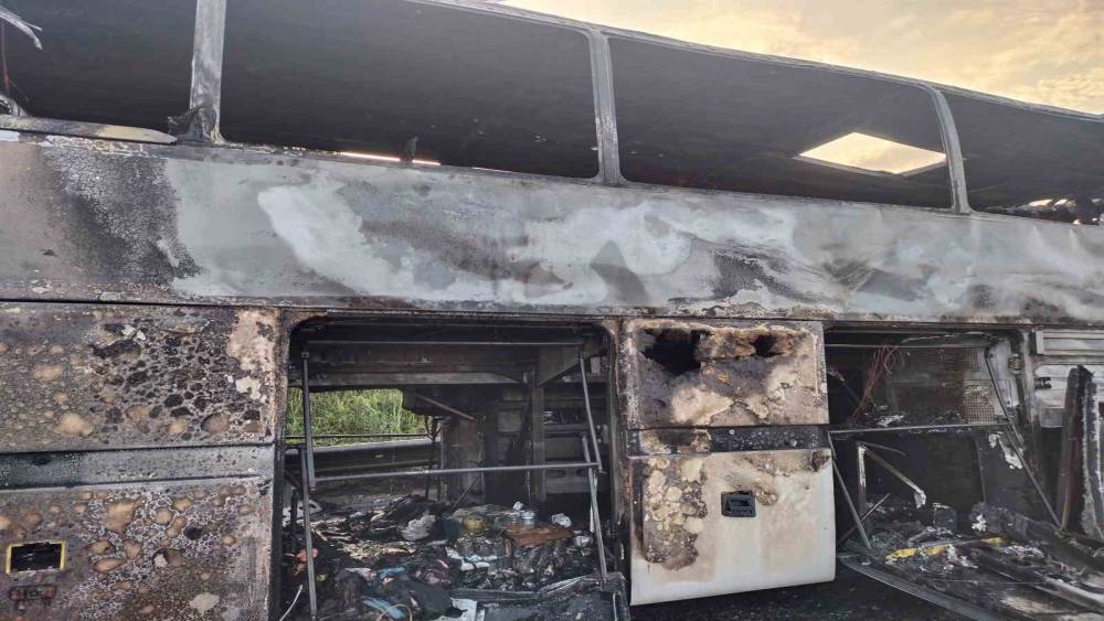 İzmir&rsquo;den İstanbul&rsquo;a geziye gelen tur otob&uuml;s&uuml; alev alev yandı

