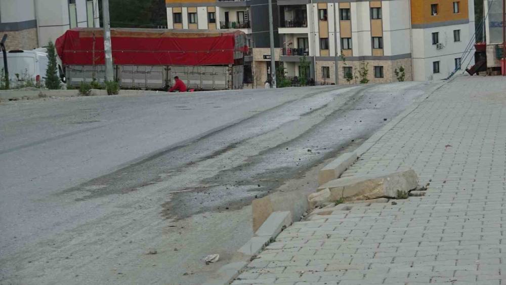 Paletli kep&ccedil;eyi asfalta zarar vererek &ouml;nlem almadan y&uuml;r&uuml;ten firmaya vatandaşlardan tepki
