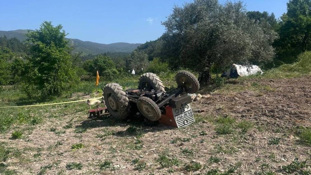Tarlasını s&uuml;rerken trakt&ouml;r&uuml;n altında kalarak hayatını kaybetti

