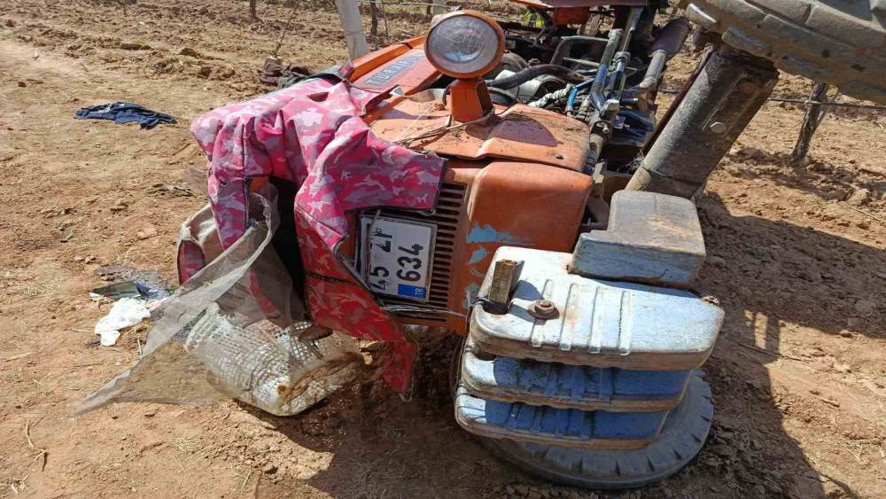 Devrilen trakt&ouml;r&uuml;n altında kalan Buldanlı &ccedil;ifti &ouml;l&uuml;m ayırdı
