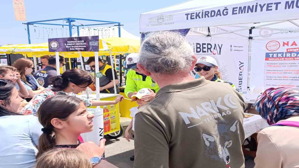 Tekirdağ polisi anne ve &ccedil;ocukları sevindirdi
