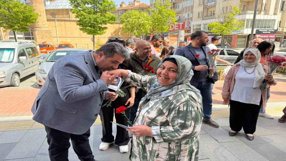 Sokaklardaki annelere karanfil dağıttılar
