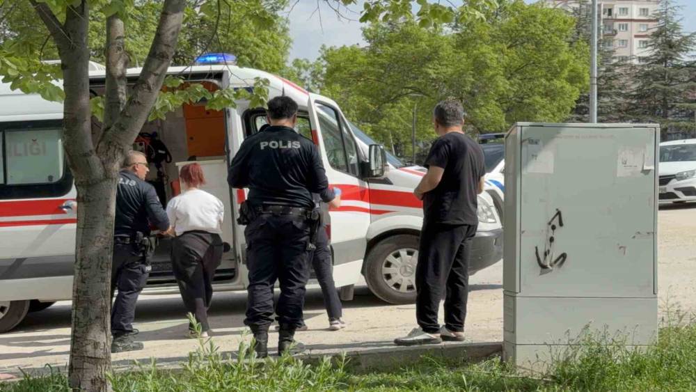 &rsquo;Erkek arkadaş&rsquo; kavgasında 3 kız bı&ccedil;akla yaralandı
