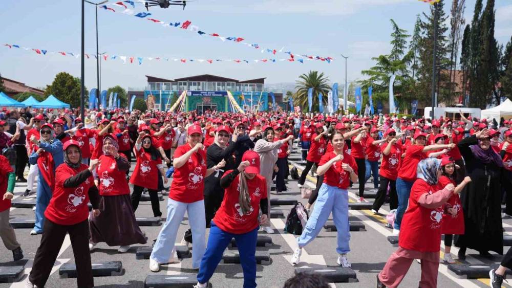Başkan B&uuml;y&uuml;kakın: "Kocaeli&rsquo;nin kadınlarını 32 ton hafiflettik"
