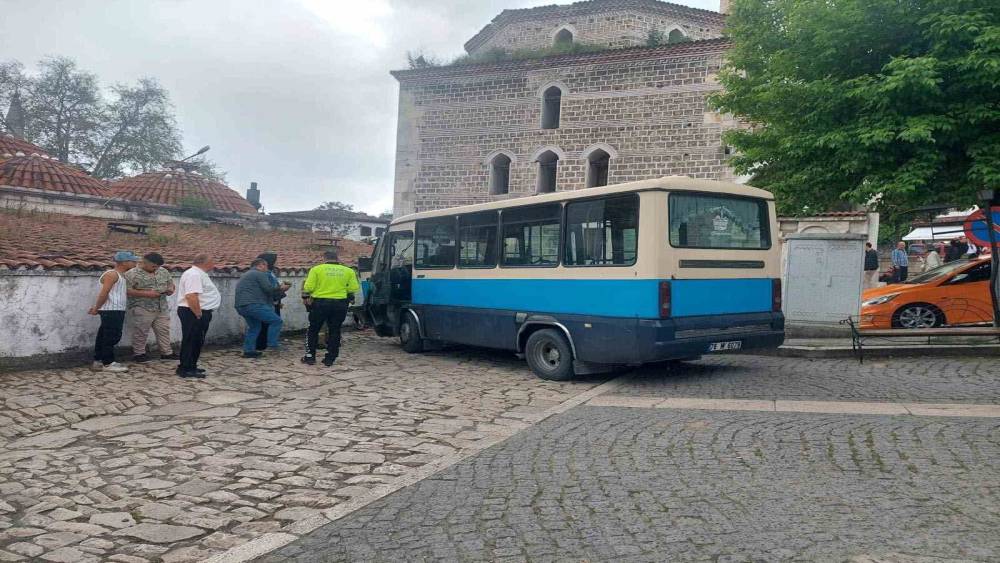 Safranbolu&rsquo;da freni boşalan dolmuş tarihi &ccedil;arşıda dehşet sa&ccedil;tı
