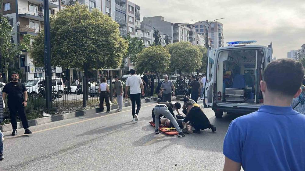 &Uuml;st ge&ccedil;itteki asans&ouml;rde kurtarma &ccedil;alışması yapılırken iki motosiklet &ccedil;arpıştı: 2 yaralı
