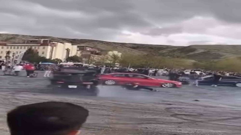 Fuarda otomobil ile drift atan s&uuml;r&uuml;c&uuml; g&ouml;revliye &ccedil;arptı: O anlar kamerada
