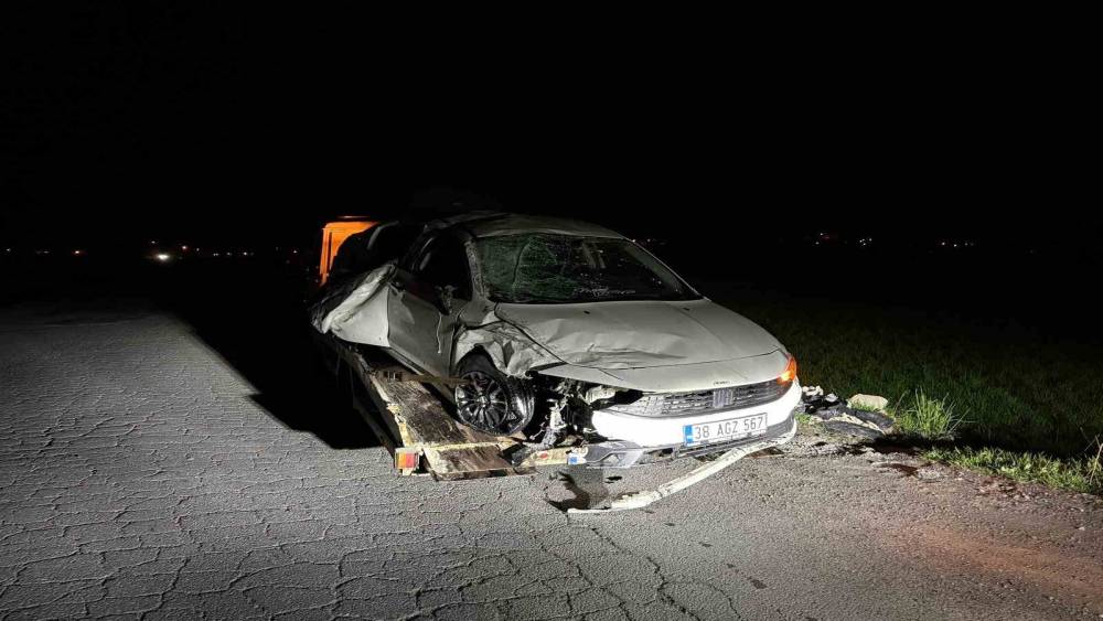 Kayseri&rsquo;de takla atan otomobilde anne ve oğlu yaralandı
