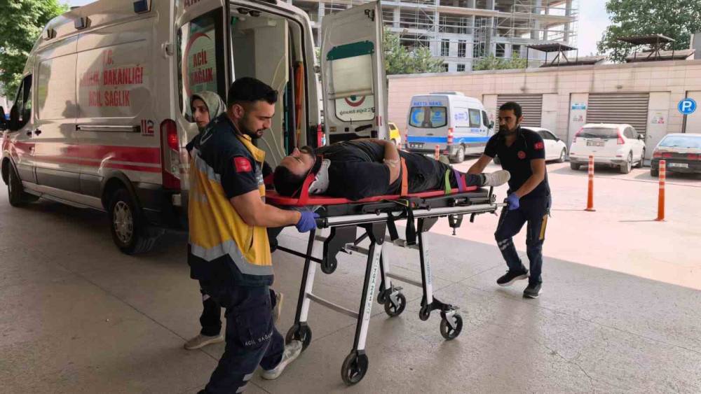 Otomobille &ccedil;arpışan motosikletli yaralandı: Kaza anı kamerada
