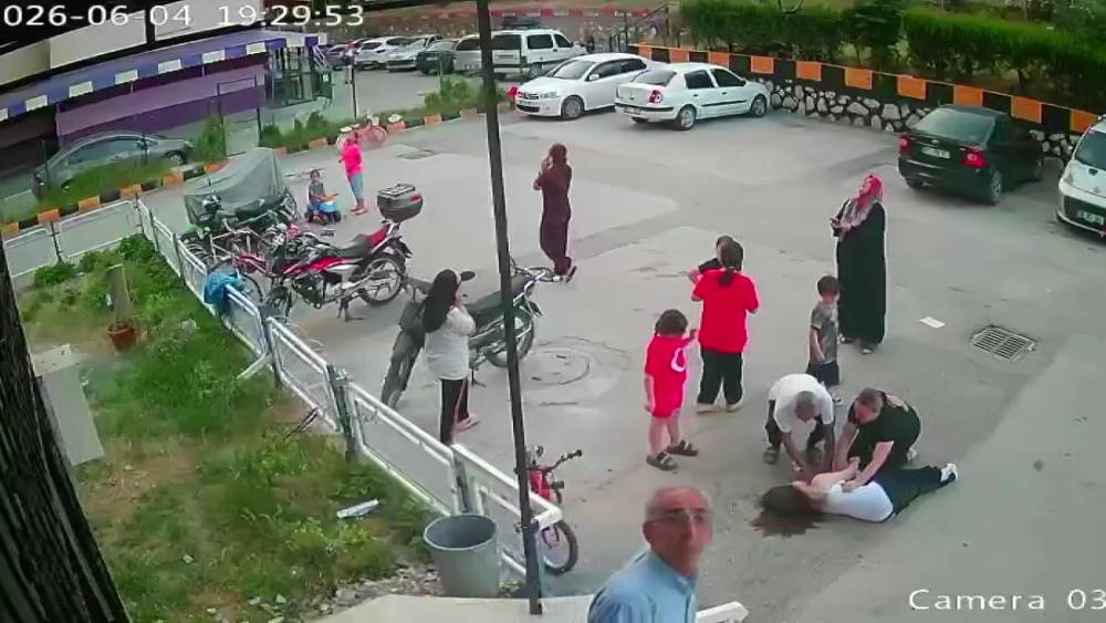 Adana&rsquo;da 12. kattan d&uuml;şen kız &ccedil;ocuğu hayata tutundu: D&uuml;şme anı kamerada
