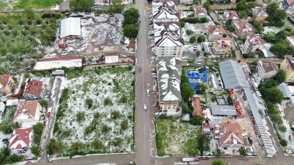 Kastamonu&rsquo;da dolu yağışı hayatı fel&ccedil; etti: İl&ccedil;e beyaza b&uuml;r&uuml;nd&uuml;, ev ve iş yerlerini su bastı
