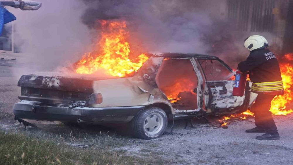 Bafra&rsquo;da kaportacı d&uuml;kkanında korkutan yangın: Otomobil alev aldı
