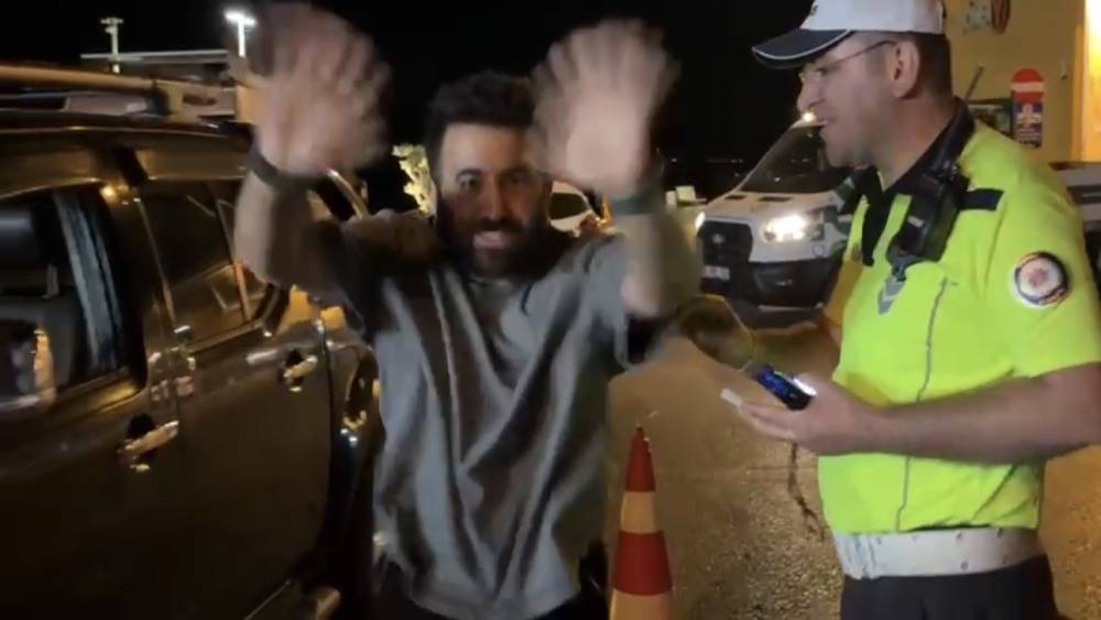 Alkol &ccedil;ıkmayınca sevin&ccedil;ten yerinde duramadı
