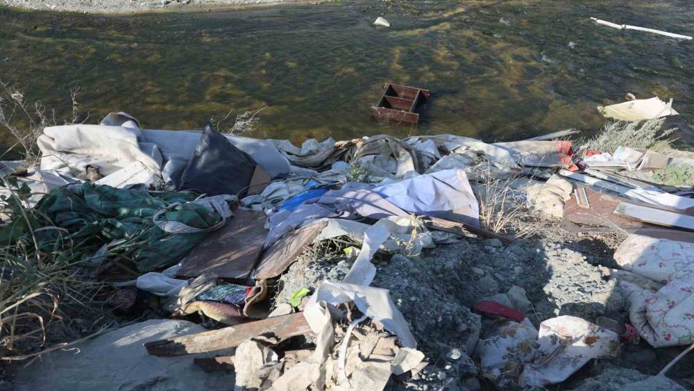 Dereye kamyon dolusu atık malzeme d&ouml;kt&uuml;ler: Doğa katliamı kameraya yansıdı
