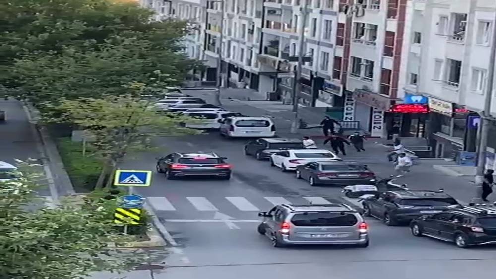 Emlak&ccedil;ıda başlayan tartışma sokakta bı&ccedil;aklı kovalamacaya d&ouml;nd&uuml;
