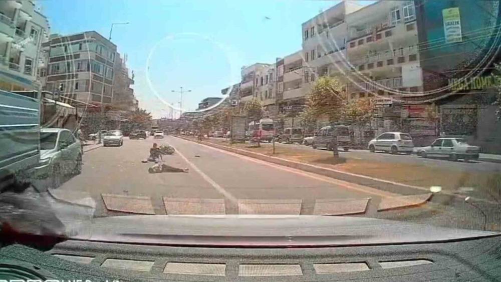 Otomobile arkadan &ccedil;arpıp havada taklalar attılar: 1&rsquo;i ağır 2 yaralı
