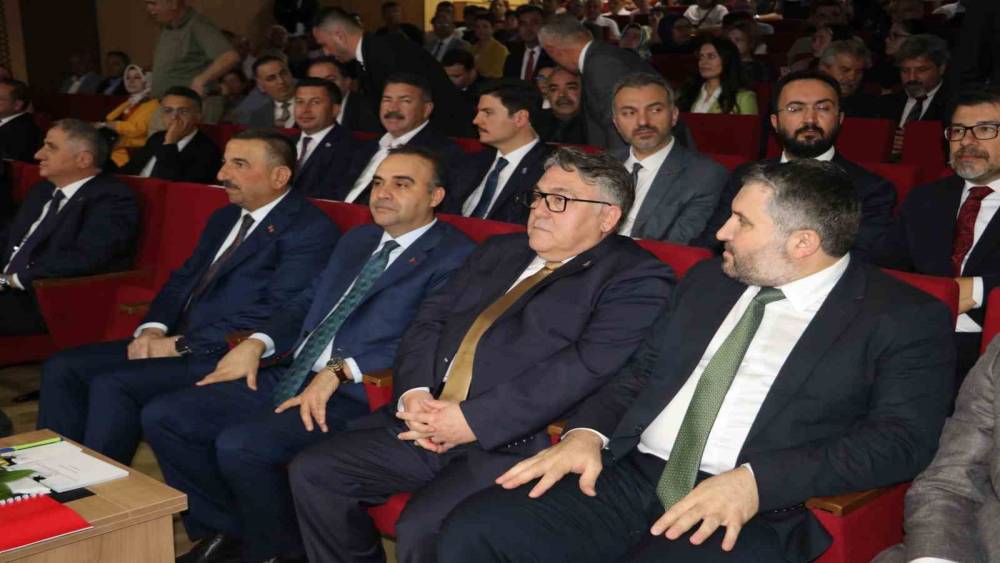 Bakan Kacır: "NATO Zirvesi&rsquo;nde T&uuml;rkiye&rsquo;nin g&uuml;c&uuml; bir kez daha g&ouml;r&uuml;ld&uuml;"
