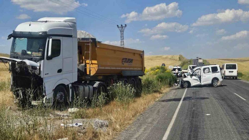 Bulanık&rsquo;ta kamyonla kamyonet kafa kafaya &ccedil;arpıştı: 2 &ouml;l&uuml;, 2 yaralı
