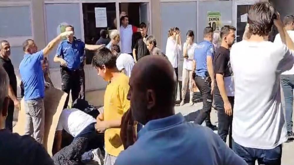 İkinci kattan d&uuml;şen 4 yaşındaki &ccedil;ocuk i&ccedil;in vatandaşlar seferber oldu: G&uuml;neşe karşı siper oluşturdular
