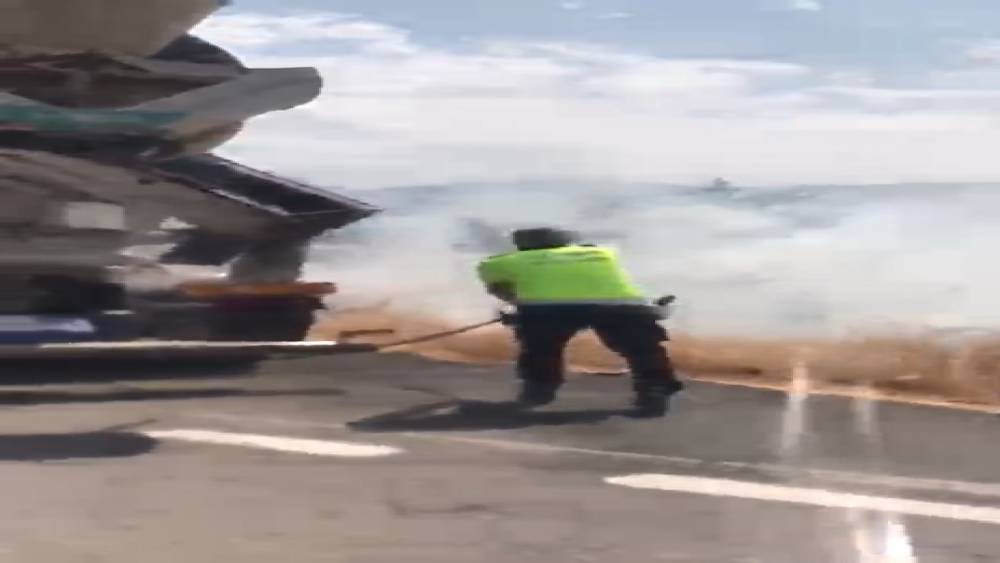 Elazığ&rsquo;da &ccedil;ıkan arazi yangınına polis ekipleri m&uuml;dahale etti
