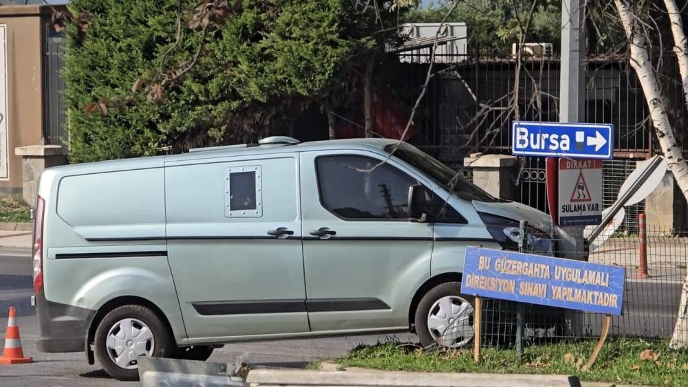 Mudanya&rsquo;da zırhlı banka aracı elektrik direğine &ccedil;arptı
