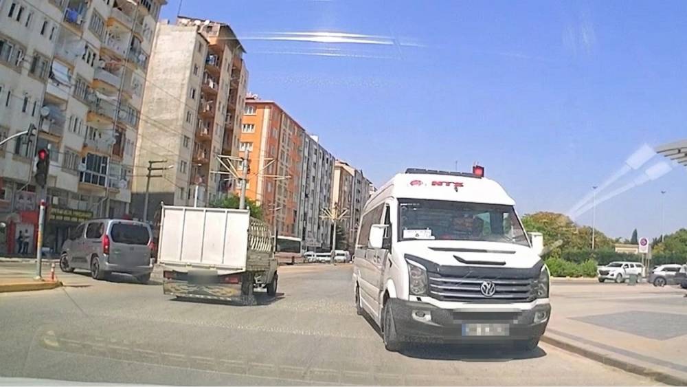 İş&ccedil;i servisi ters y&ouml;ne girerek trafik tehlikeye d&uuml;ş&uuml;rd&uuml;
