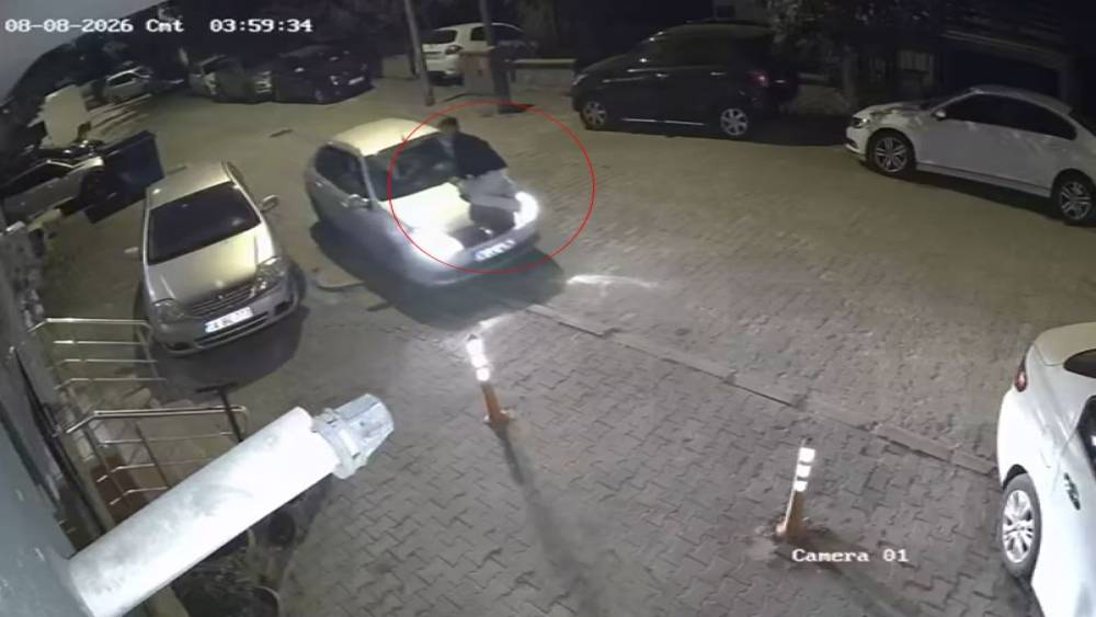 Bolu&rsquo;da otomobilin kaputunda yolculuk kamerada
