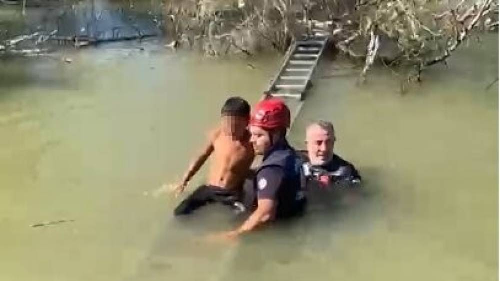 Derede mahsur kalan &ccedil;ocuğu itfaiye ekipleri kurtardı
