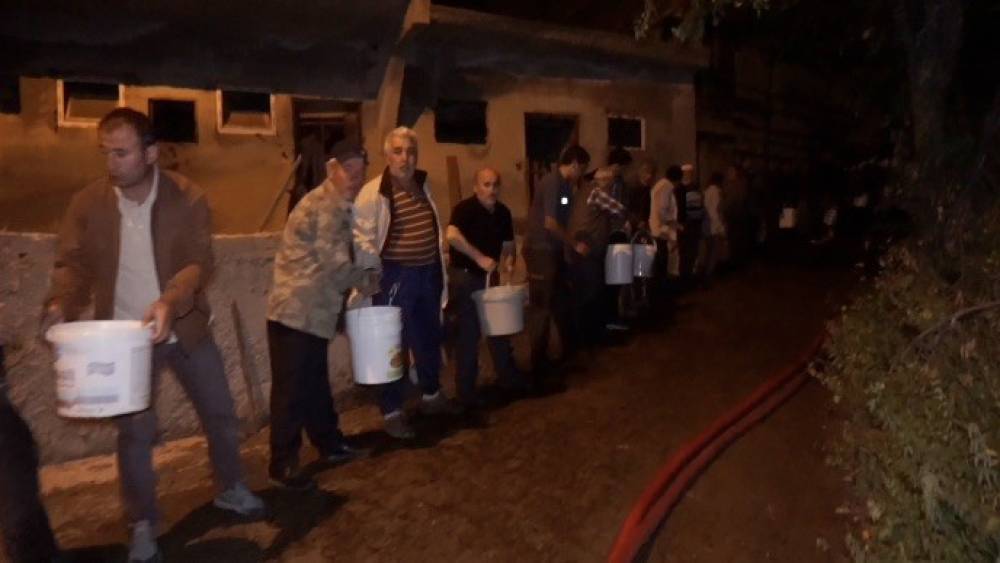 Kuşburnu i&ccedil;in yakılan ateş k&ouml;yde yangına neden oldu: 2 ev ve ahır k&uuml;le d&ouml;nd&uuml;
