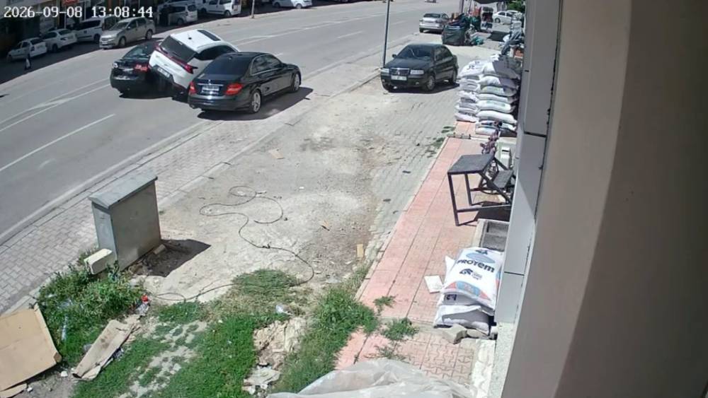 Elazığ&rsquo;da bir g&uuml;n arayla aynı yerde 2 kaza kameralara yansıdı
