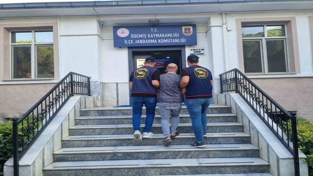 İzmir&rsquo;de 8 yıl hapisle aranan şahıs JASAT&rsquo;tan ka&ccedil;amadı
