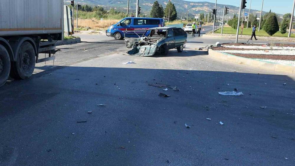 Gediz&rsquo;de tır ile otomobilin karıştığı trafik kazasında 2 kişi yaralandı
