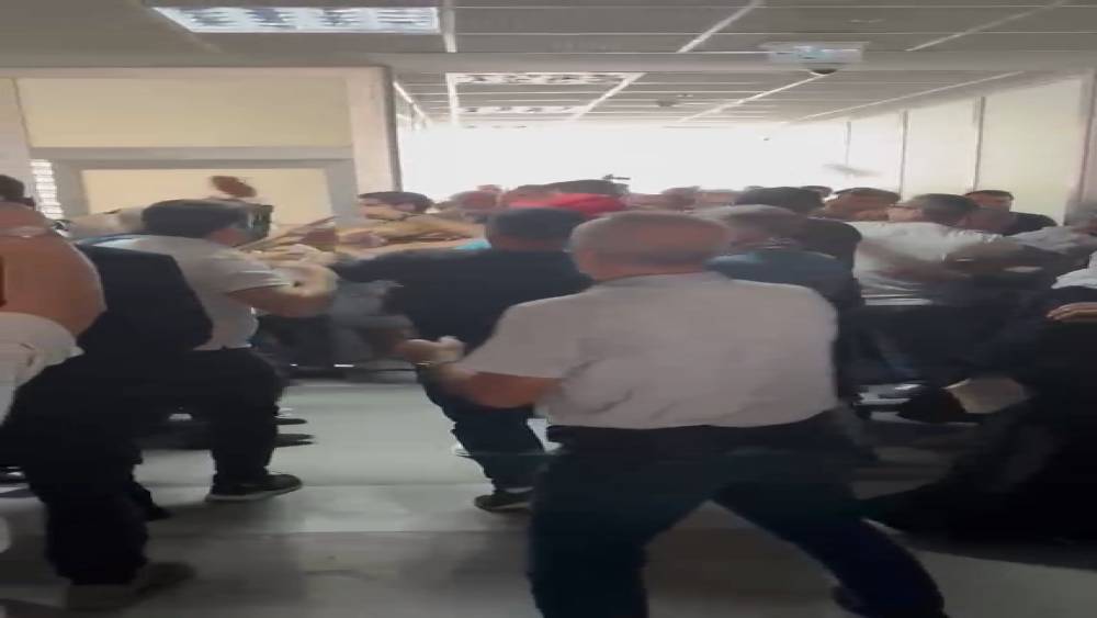 Adliye i&ccedil;erisinde taraflar birbirine girdi: Tekmeli yumruklu kavga kameraya yansıdı

