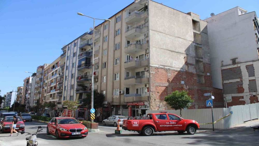 Efeler&rsquo;de doğal gaz ka&ccedil;ağı paniği, 6 katlı bina tahliye edildi
