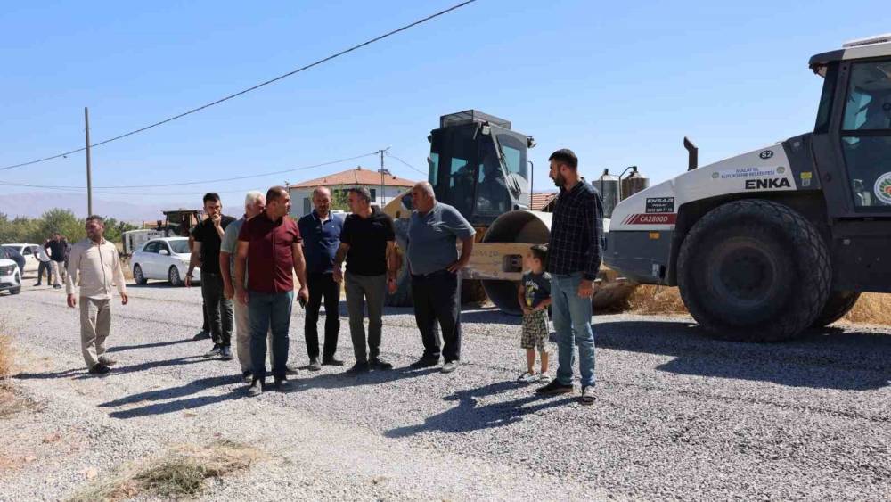 Ak&ccedil;adağ&rsquo;da yol &ccedil;alışmaları s&uuml;r&uuml;yor
