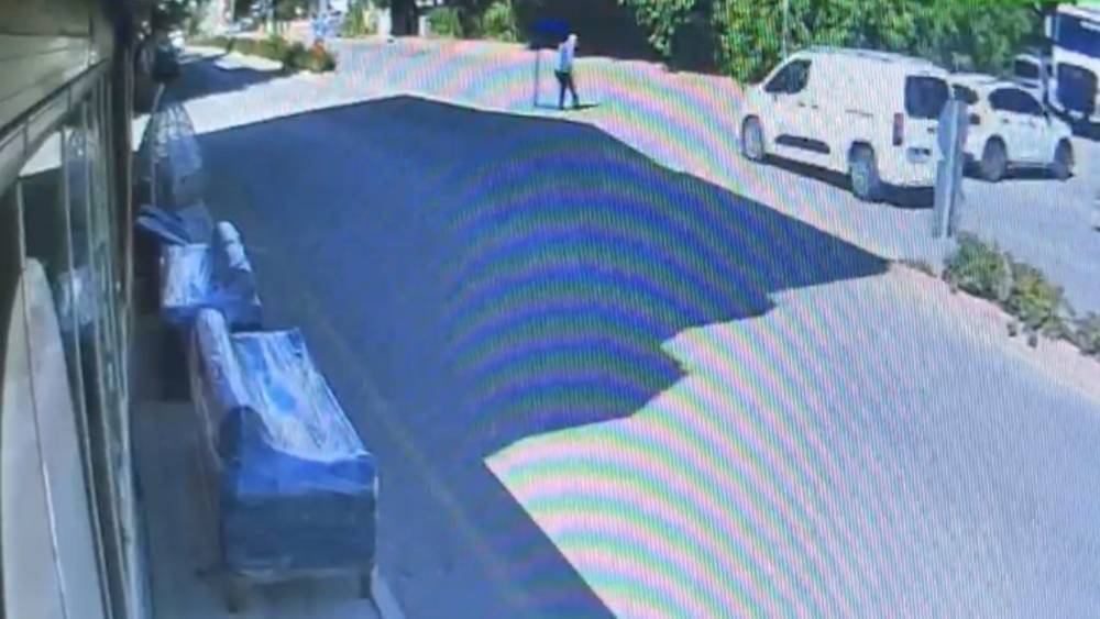 Elazığ&rsquo;da yaşlı adamın hayatını kaybettiği kaza anı kameralara yansıdı
