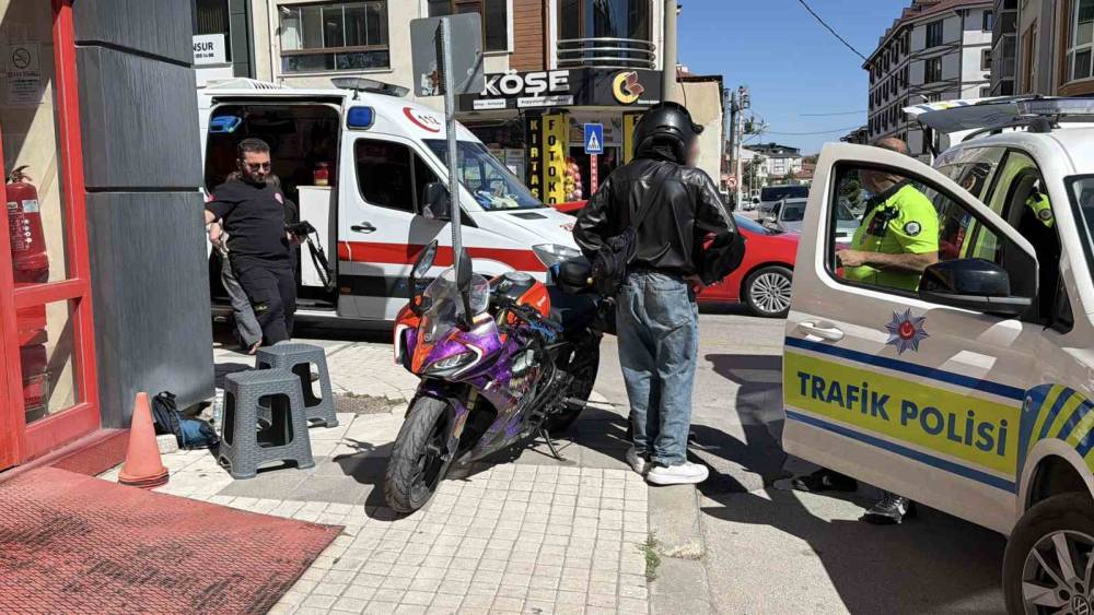 Bolu&rsquo;da otomobil ile motosiklet &ccedil;arpıştı: 2 hafif yaralı
