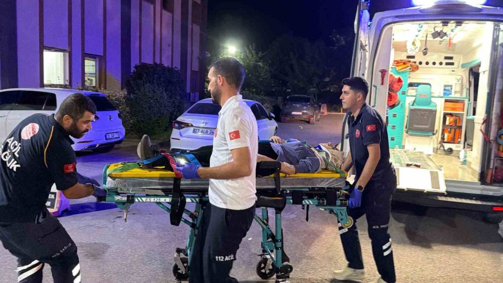 Otomobil u&ccedil;uruma yuvarlandı: 4 yaralı
