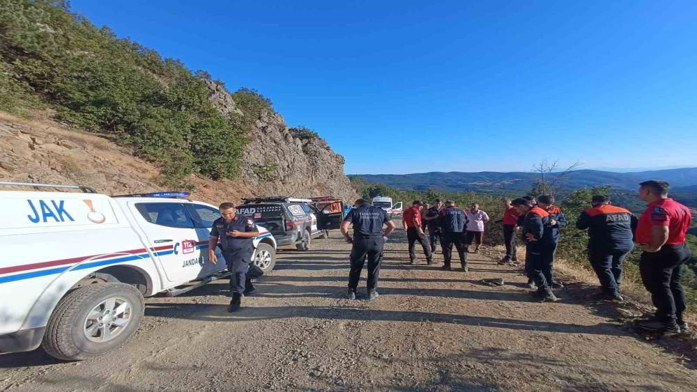 Kuşburnu toplarken u&ccedil;uruma yuvarlanan vatandaşı ekipler kurtardı
