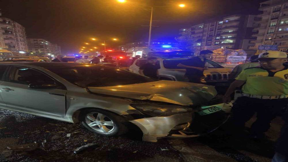 Batman&rsquo;da iki ara&ccedil; &ccedil;arpıştı: 4 yaralı
